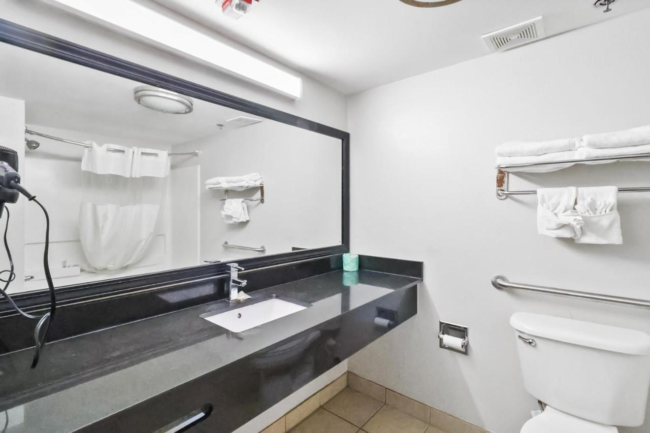 Red Roof Inn & Suites Fayetteville-Fort Bragg Esterno foto