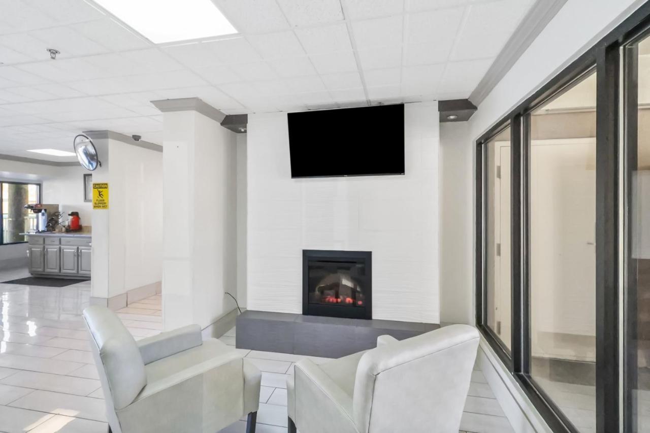 Red Roof Inn & Suites Fayetteville-Fort Bragg Esterno foto