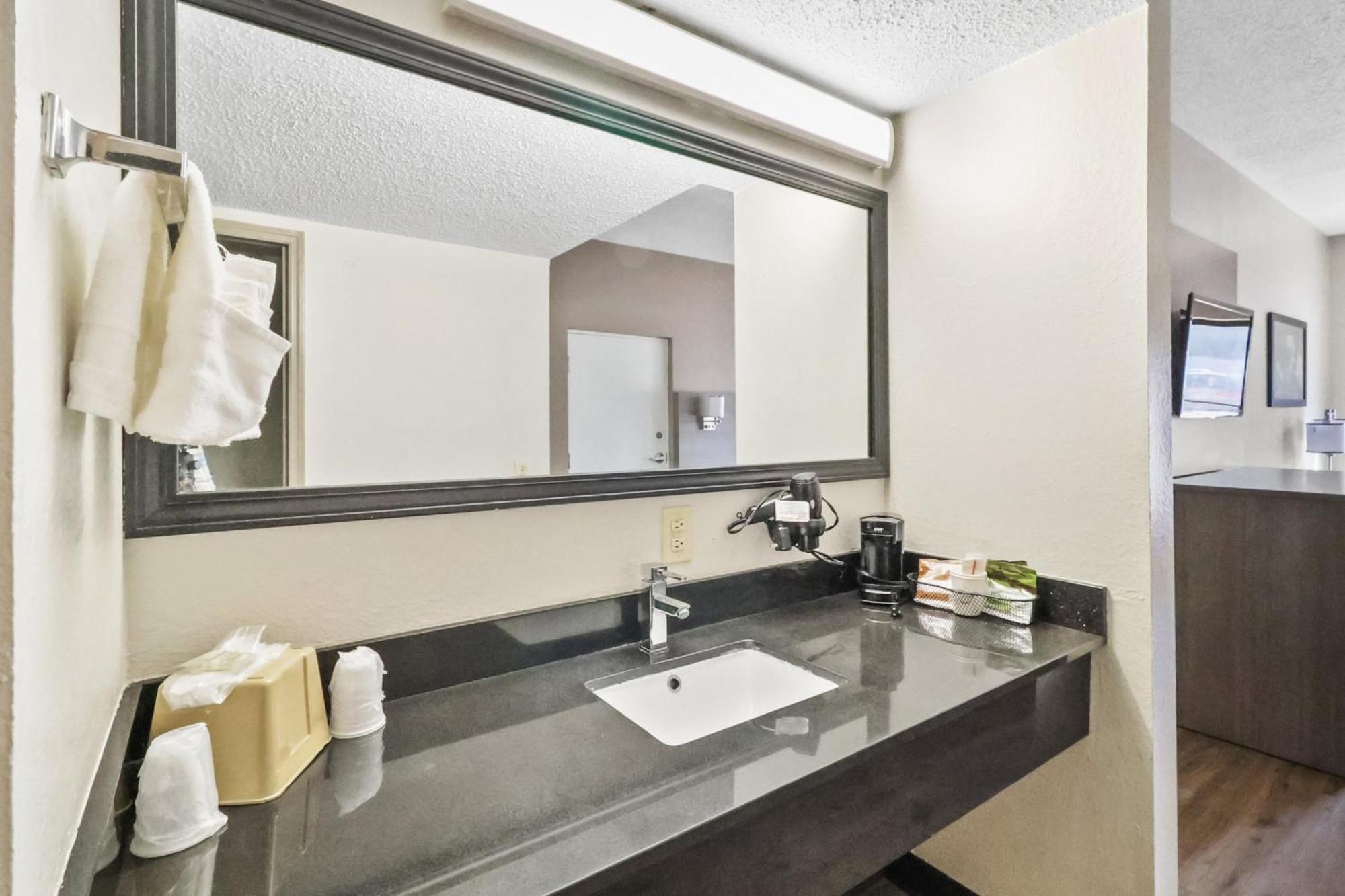 Red Roof Inn & Suites Fayetteville-Fort Bragg Esterno foto