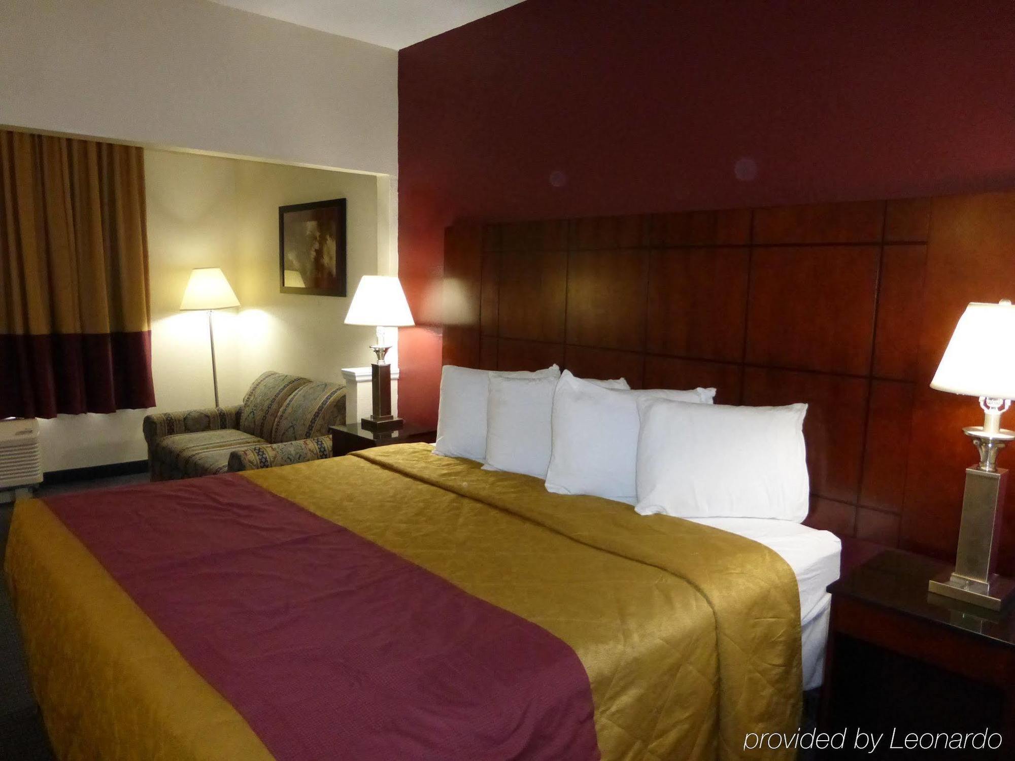 Red Roof Inn & Suites Fayetteville-Fort Bragg Esterno foto