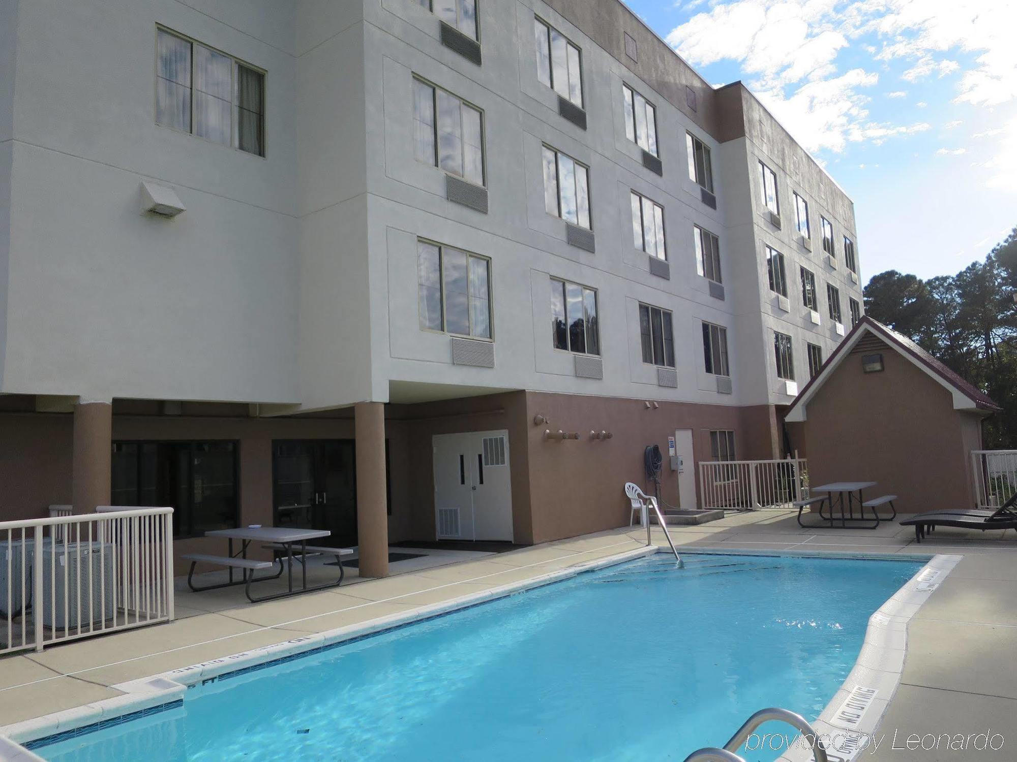 Red Roof Inn & Suites Fayetteville-Fort Bragg Esterno foto